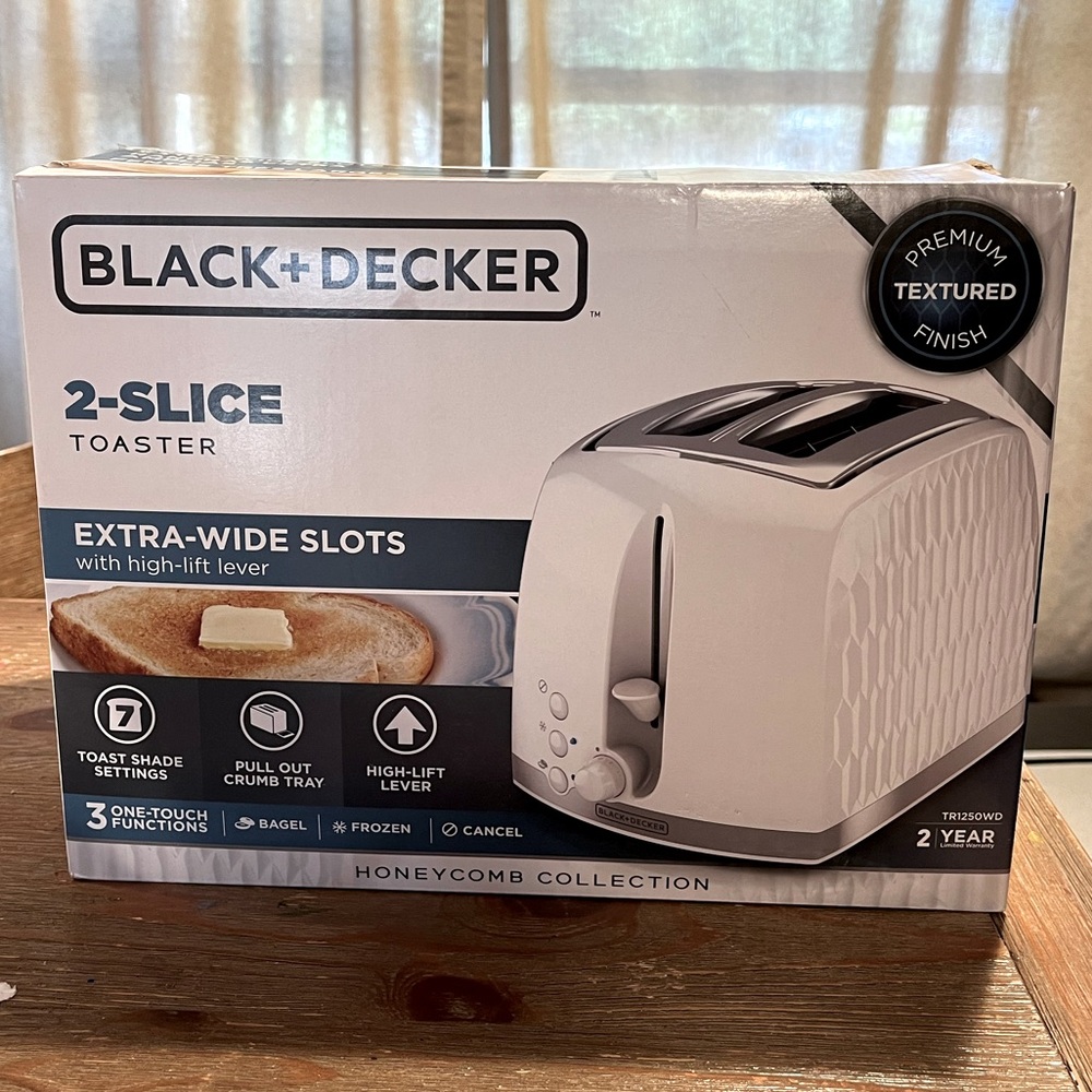 BLACK+ DECKER 2-SLICE TOASTER EXTRA-WIDE SLOTS - HONEYCOMB COLLECTION